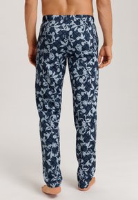 Pantaloni con motivo floreale in blu navy con accenti azzurri. Presentano una vita elastica e una vestibilità ampia. Materiale in cotone con una texture morbida.