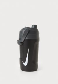 Zwarte plastic waterfles met een geribbelde grip en een grijze schroefdop. Bevat een wit Nike-logo en een zijhandvat voor eenvoudig dragen.