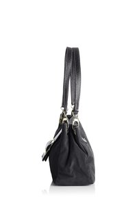Borsa a tracolla in suede nero con due manici in pelle testurizzata. Presenta hardware in argento e un piccolo tag accessorio attaccato. Silhouette morbida e arrotondata.