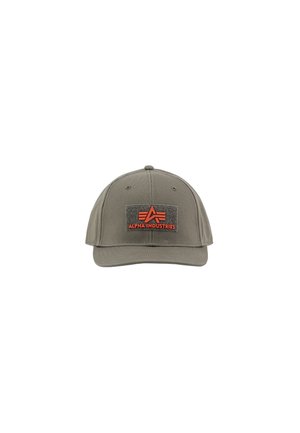 Groene baseballpet met een voorpatch met de tekst "Alpha Industries" en een oranje sterlogo.