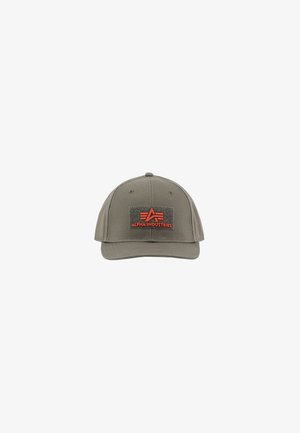 Grøn baseballkasket med en frontlappe med teksten "Alpha Industries" og med en orange stjerne-logo.