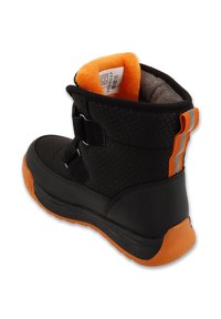 Czarny wodoodporny but z teksturowanej tkaniny, pomarańczową ocieplaną podszewką, podwójnymi klamrami, odblaskowymi akcentami oraz trwałą pomarańczową gumową podeszwą.