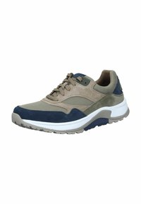 Sneaker da uomo realizzato in suede e rete di colore verde oliva, blu navy e beige. Caratterizzato da un collare imbottito, chiusura con lacci e suola bianca spessa.
