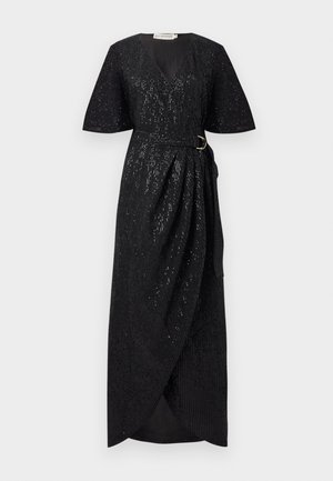 Vestido negro ajustado con mangas cortas, con escote en V y cinturón con detalle dorado. Tela texturizada con sutiles detalles brillantes. Largo maxi.