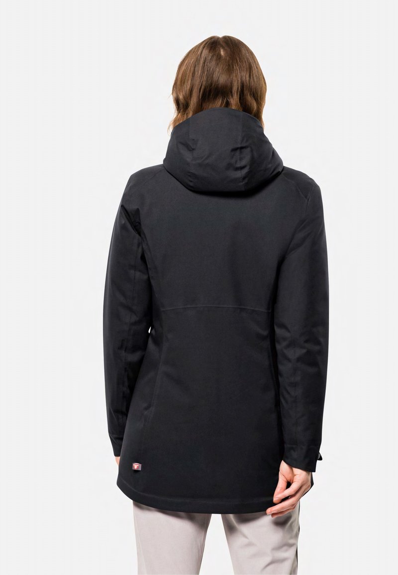 Schwarze wasserdichte Jacke mit Kapuze, glatter Oberfläche und langen Ärmeln. Verfügt über einen abgerundeten Saum und ein kleines Logotag nahe dem Boden.
