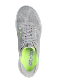 Grijze sportieve sneaker van mesh met groene accenten, textuurontwerp en traditionele vetersluiting. Bevat opvallende merknaam op de binnenzool.
