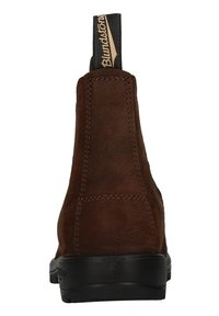 Stivale ankle in suede marrone con pannelli elastici sui lati, punta rotonda e suole in gomma nera. Presenta un gancio per il pull con etichetta del marchio.