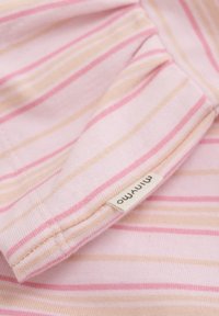 Bawełnowa koszulka z cienkimi różowymi i żółtymi poziomymi paskami, z złożonym rękawem i metką z napisem "minymo" z boku.