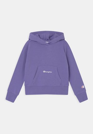Fioletowa bluza Champion z kapturem, z przednią kieszenią kangurką oraz logo na kieszeni i lewym rękawie, ułożona płasko na białym tle.