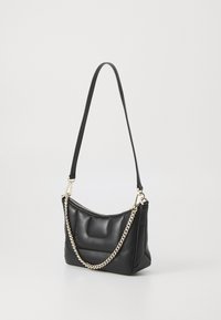 Černá kožená kabelka s pevnou konstrukcí, hladkou texturou, nastavitelným koženým popruhem a řetízkovým doplňkem. Má zapínání na zip a polstrovanou přední část.