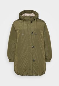 Alyvuogių žalios spalvos su kapuci pūkinė striukė, su užtrauktuku ir mygtukų uždarymu, dviem šoninėm kišenėm ir lygiu blizgiu paviršiumi.