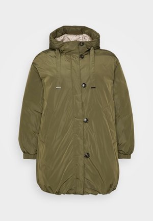 Olívazöld, kapucnis puffermella, cipzárral és gombos záródással, két oldalsó zsebbel és sima, fényes textúrával.