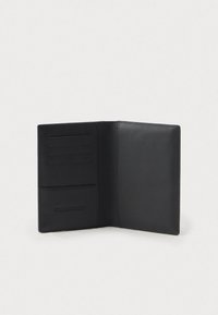 Must have nahk väljaheide rahakott nelja kaardipesaga vasakul küljel ja avatud taskuga all neutraalsel taustal.