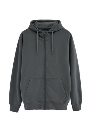 Sudadera con capucha y cremallera completa de color gris oscuro, con bolsillos frontales, capucha con cordón, puños acanalados y pequeño logo bordado en el pecho izquierdo.