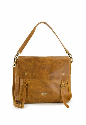 Sac à épaule en cuir marron avec une fermeture à rabat, bandoulière ajustable, accents en laiton, et une surface texturée. Logo de la marque à l'avant.