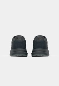 Schwarze Sportschuhe mit einer Kombination aus glatten und Wildledertexturen, abgerundeter Form, gepolsterten Sohlen und einem dezenten Logodetail.