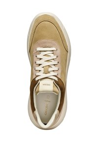 Sneaker beige e tan in suede con lacci bianchi, punta rotonda, dettagli crema e suola in gomma. Presenta il logo "GEOX" sulla linguetta.