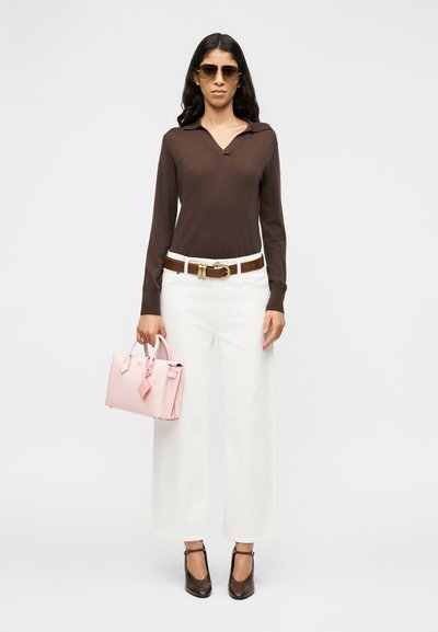 Καφέ μακρυμάνικο πόλο πουκάμισο, λευκό παντελόνι με φαρδιά πόδια, καφέ ζώνη, ροζ τσάντα χειρός με διακοσμητικό φιόγκο και καφέ κλειστά παπούτσια. Συμπεριλαμβάνονται γυαλιά ηλίου.