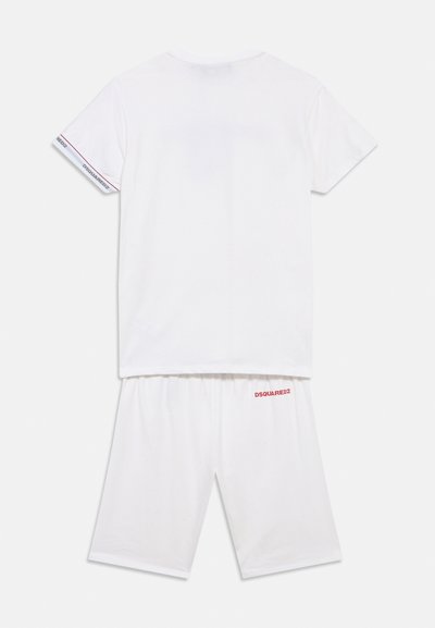 Σετ με λευκό κοντομάνικο μπλουζάκι και σορτς. Το μπλουζάκι διαθέτει κόκκινο λογότυπο στα μανίκια, ενώ τα σορτς έχουν κόκκινη λεπτομέρεια με το λογότυπο στο τελείωμα.