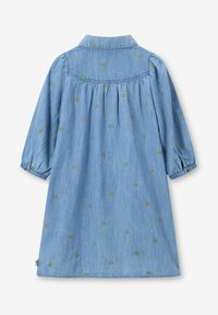 Lichtblauwe spijkerjurk met lange mouwen, een kraag en gouden borduursel met hartjespatroon. Licht geplooide achterkant voor extra vorm.