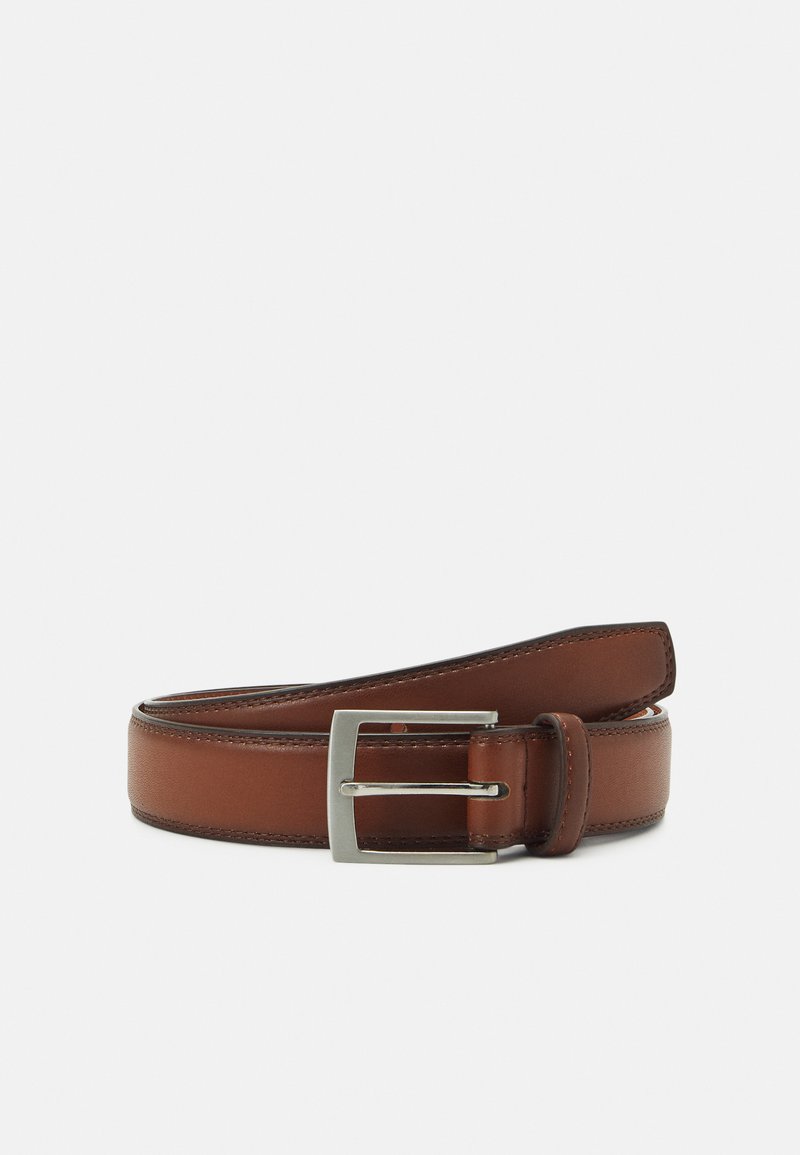 Bruine leren riem met een zilveren rechthoekige gesp, met subtiele stikdetails en een gladde textuur.