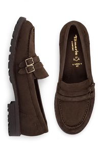 Paire de mocassins en daim brun foncé avec des brides à double boucle et des semelles en caoutchouc texturées, vues de côté et de dessus.
