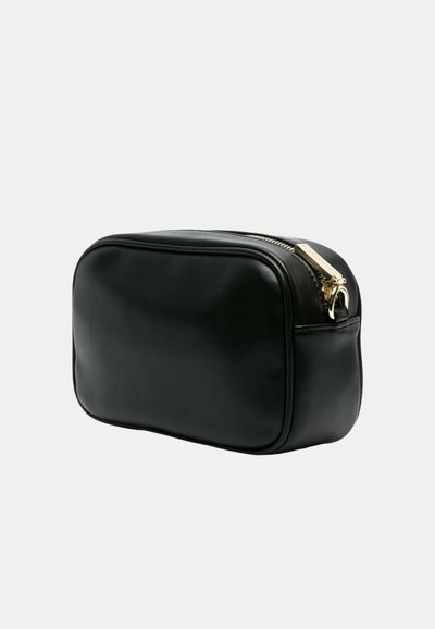 Borsa cosmetica nera in pelle, di forma rettangolare, con superficie liscia e dettagli in metallo dorato sulla cerniera. Design minimalista e dimensioni compatte.