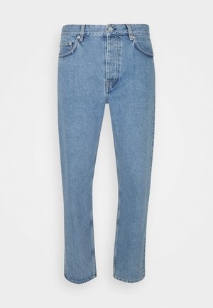 Jeans de mezclilla azul claro con un ajuste recto. Presenta cinco bolsillos, un cierre de botón y un sutil desgaste para dar textura.