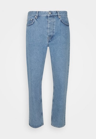 Ανοιχτό γαλάζιο τζιν παντελόνι με γραμμή ίσιας εφαρμογής. Διαθέτει πέντε τσέπες, κλείσιμο με κουμπί και ήπια φθορά για υφή.