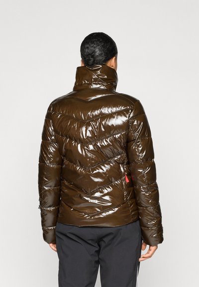 Jachetă puffer lucioasă, maro, cu guler înalt și model în chevron; dispune de o buzunar cu fermoar și branding discret; design izolat.