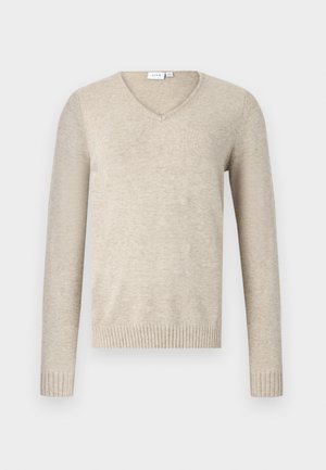 Pull à col en V beige en matériau doux avec des manches longues et des poignets côtelés. Présente un design simple sans motifs ni embellissements.