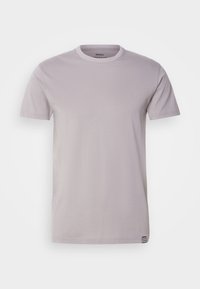 T-shirt en coton gris clair avec un col rond et des manches courtes. Présente un accent rayé à l'ourlet et une texture douce et lisse.