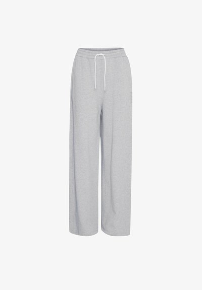 Sive trenerke iz mehkega materiala, z elastičnim pasom in vrvico ter širokimi nogavicami. Brez opaznih vzorcev ali akcentov.
