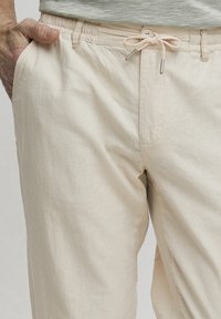 FQ1924 FQBENTE LINEN MIX - Chinos - almond milk