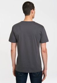 Graues Baumwoll-T-Shirt mit Rundhalsausschnitt, kurzen Ärmeln und einem schlichten Design. Der Rücken ist glatt und ohne Muster oder sichtbare Akzente.