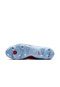 Sole di scarpa atletica Nike in azzurro chiaro con accenti rossi. Presenta diversi tacchetti per la trazione e un logo esagonale nero al centro.
