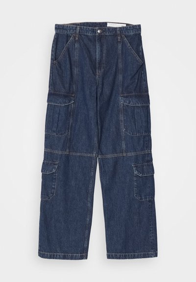 Pantaloni cargo din denim albastru închis, cu o croială lejeră, multiple buzunare și un design cu picior drept. Prezintă detalii cu cusături și închidere cu nasture.