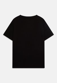 Černé bavlněné tričko s krátkými rukávy, s kulatým výstřihem a hladkou texturou. Čistý design bez viditelných vzorů či akcentů.