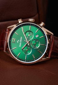Montre chronographe avec un cadran vert, accents en or rose, trois sous-cadrans, et un bracelet en cuir brun, avec une fenêtre de date à 3 heures.