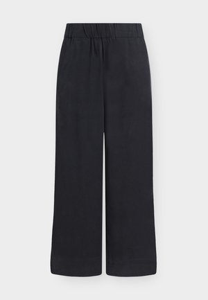 Fekete, széles szárú nadrág rugalmas derékpánttal, látható zsebek vagy díszítések nélkül, egyszerű háttéren bemutatva.