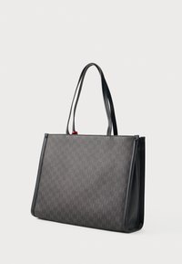 Prostokątna brązowa torba na ramię z czarnymi skórzanymi brzegami i podwójnymi paskami na ramię, z delikatnym powtarzającym się wzorem na materiale.