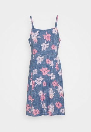 Robe A-line florale en denim bleu, avec des motifs de fleurs roses et blanches. Dotée de bretelles fines et d'une coupe décontractée. Texture super douce.