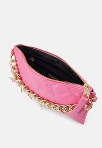Růžová syntetická taška se zlatým řetízkovým akcentem, designem s hvězdným prošíváním, horním zipem a černým interiérem s několika kapsami.