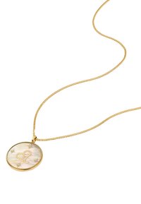 Collana in tono oro con pendente rotondo in madreperla, caratterizzata da un simbolo zodiacale stilizzato e piccoli accenti a forma di stella lungo il bordo.