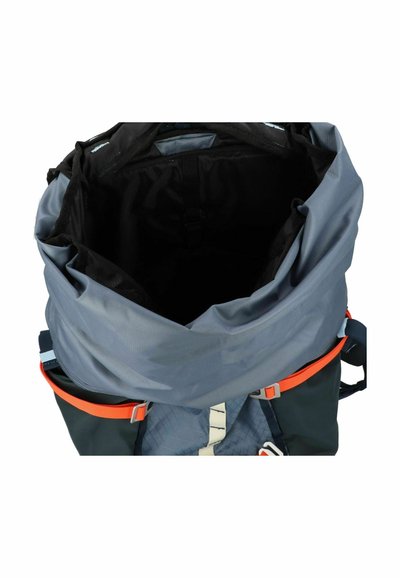 Zaino con chiusura a rotolo grigio e navy, con dettagli arancioni. Realizzato in materiale resistente, presenta una tasca interna e spallacci regolabili.