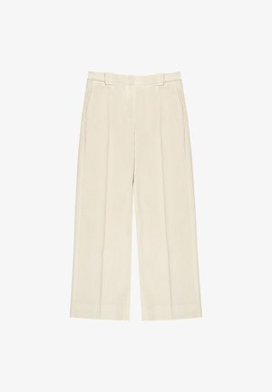 Pantalones de pierna ancha beige con una textura de tela suave, que cuentan con bolsillos frontales, una cintura con trabillas para cinturón y detalles de doble pinza.
