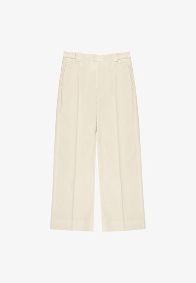 Beige, wijde broekspijpen van een gladde stof, met voorzakken, een tailleband met riemlussen en dubbele plooidetails.