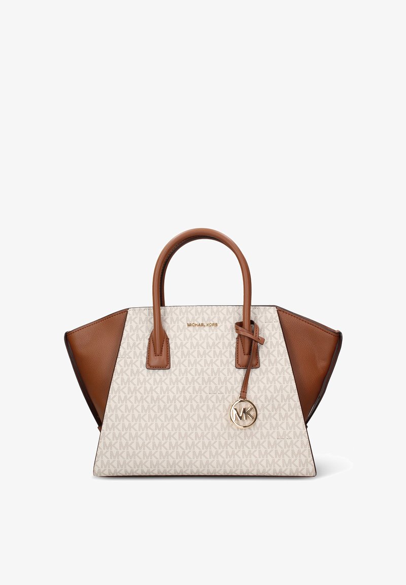 Sac à main Michael Kors avec un motif monogramme crème et marron clair, des accents en cuir marron, deux poignées supérieures et un pendentif logo doré.
