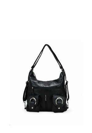 Bolso de mano de piel sintética negra con un diseño holgado, que presenta una parte superior con cremallera, dos bolsillos frontales con herrajes circulares y asas ajustables.