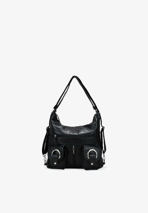 Bolso de mano de piel sintética negra con un diseño holgado, que presenta una parte superior con cremallera, dos bolsillos frontales con herrajes circulares y asas ajustables.